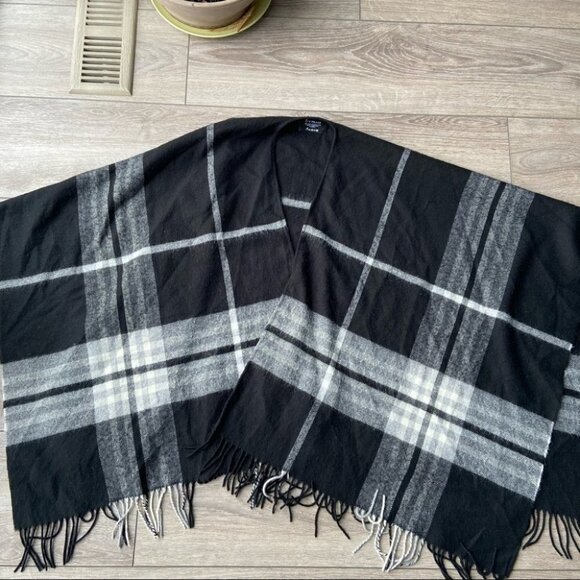V. FRAAS Made in Germany Plaid Shawl - Picture 4 of 12